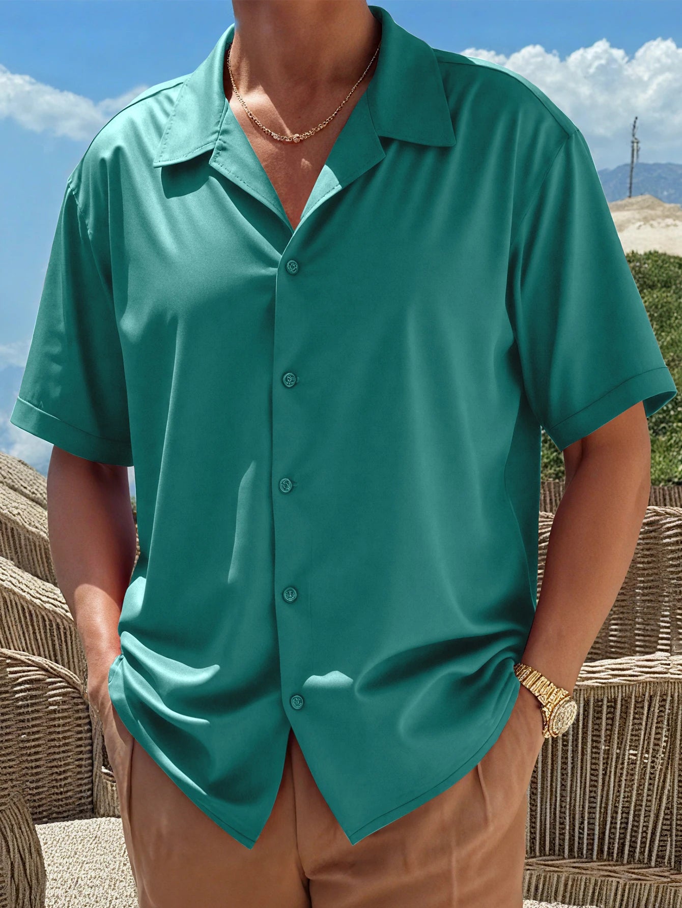 O verão 2025 hit moda masculina brilhante camisa de bola de cor sólida, negócios de alta qualidade casual solto topo de manga curta