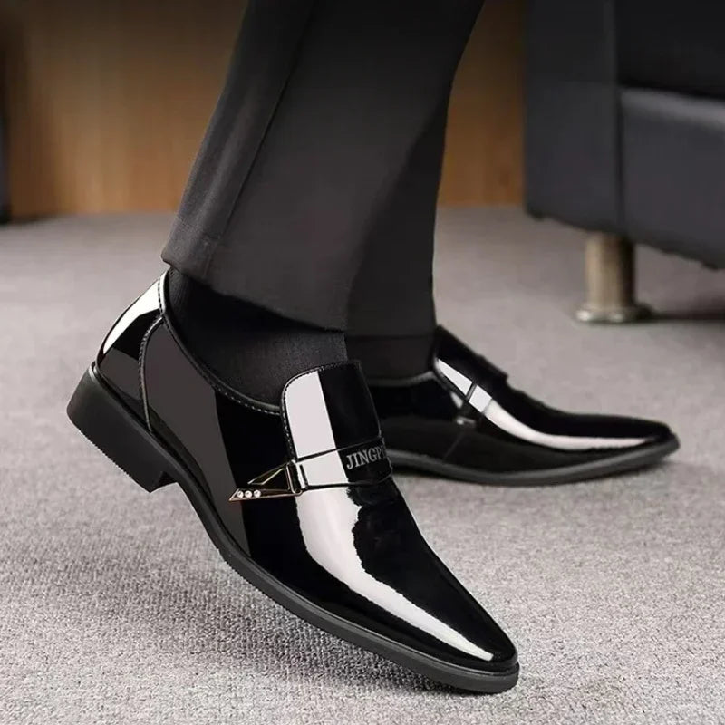 Sapatos de couro masculinos sapatos de negócios de couro brilhante oxford sapatos laca dedo do pé apontado mocassins masculinos deslizamento em designer sapato de vestido