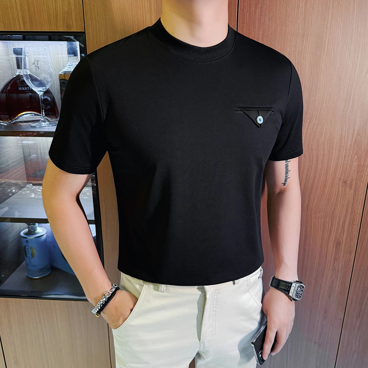 Bolso no peito design em torno do pescoço camiseta 2025 verão novos versatiles fino ajuste cor sólida manga curta casual t camisas preto/branco