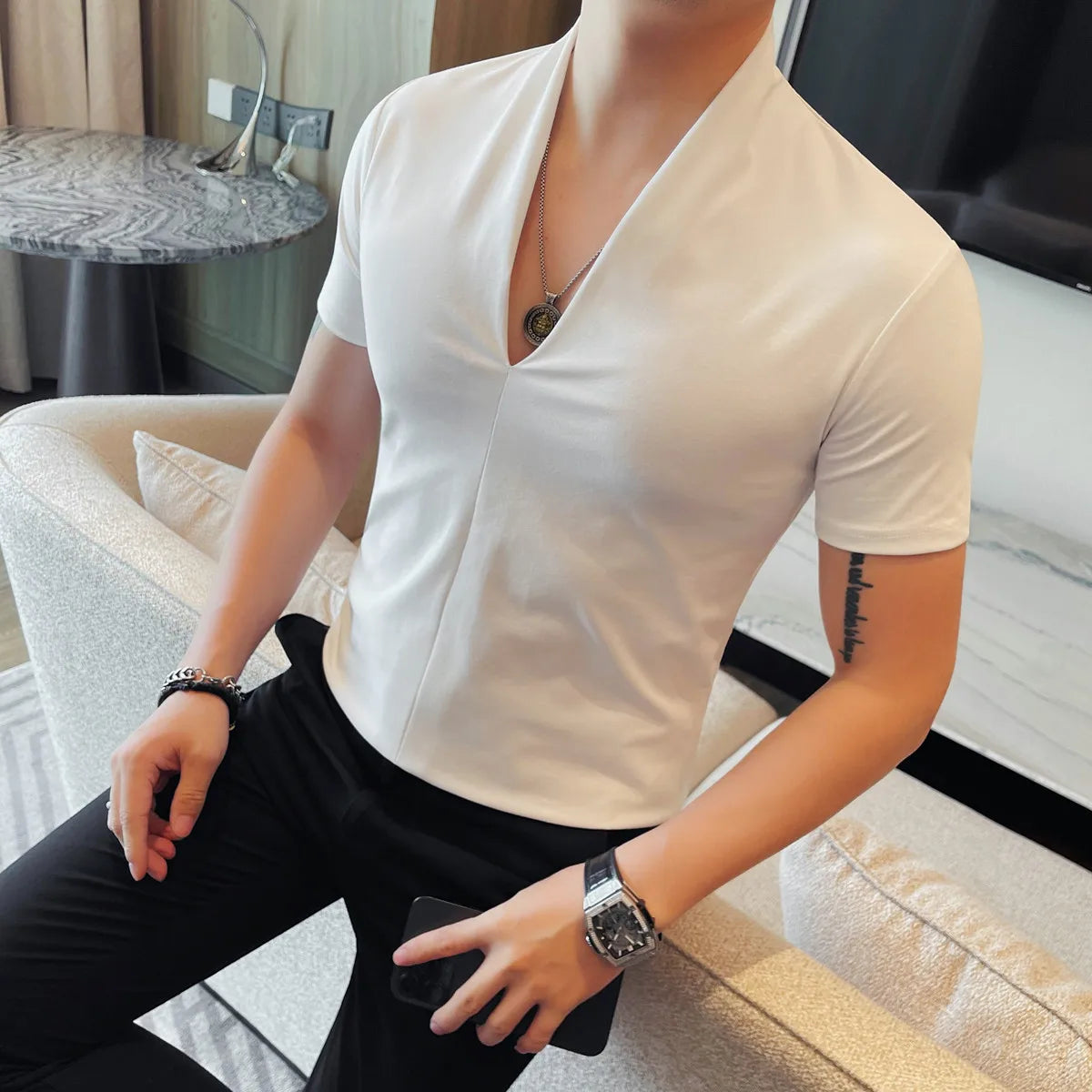 Camiseta masculina com decote em v 2025 verão moda sólida manga curta t camisa masculina fino ajuste casual versátil camisetas topo roupas masculinas