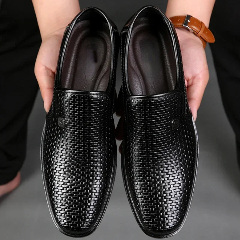 Primavera homens mocassins de couro sapatos masculinos verão oco respirável oxfords homem sapatos casuais deslizamento em sapatos de vestido formal para homem