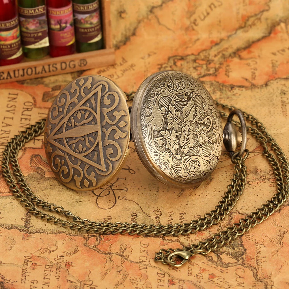 Vintage Triangle Legend Bronze Pattern Quartz Pocket Watch, Analógico Fob Chain, Antique Gift, Charming Pendant, Homens e Mulheres