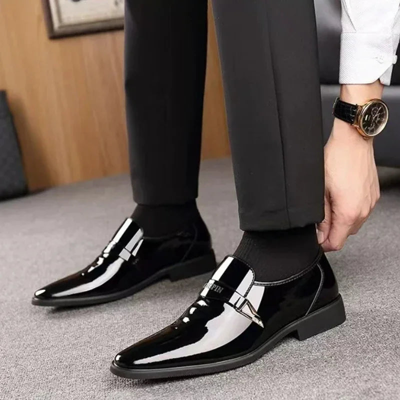 Sapatos de couro masculinos sapatos de negócios de couro brilhante oxford sapatos laca dedo do pé apontado mocassins masculinos deslizamento em designer sapato de vestido