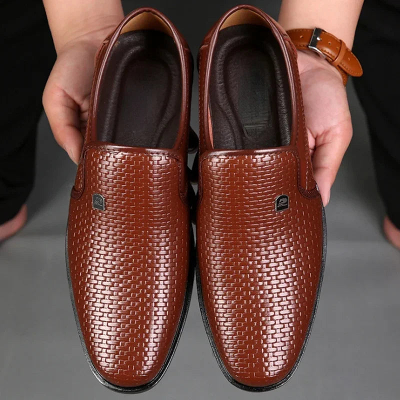 Primavera homens mocassins de couro sapatos masculinos verão oco respirável oxfords homem sapatos casuais deslizamento em sapatos de vestido formal para homem