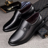 Homens de couro sapatos formais marca de luxo 2025 mocassins masculinos vestido respirável deslizamento em preto sapatos de condução plus size 38-46