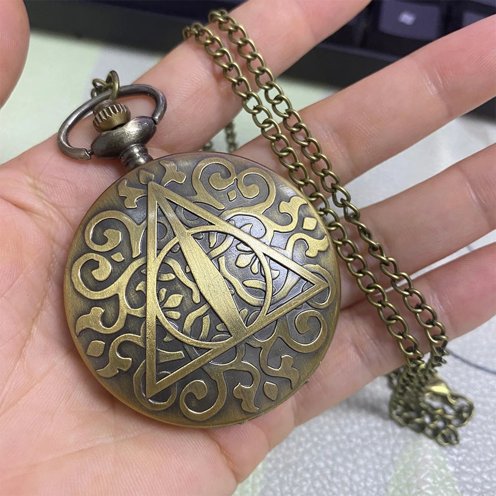 Vintage Triangle Legend Bronze Pattern Quartz Pocket Watch, Analógico Fob Chain, Antique Gift, Charming Pendant, Homens e Mulheres