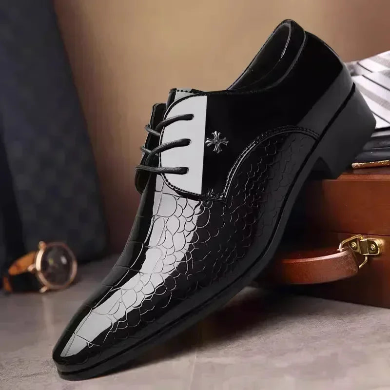 Vestido de dedo apontado plus size sapatos mais novos sapatos oxford italianos para homens clássicos derbies luxo sapatos de casamento de couro patente