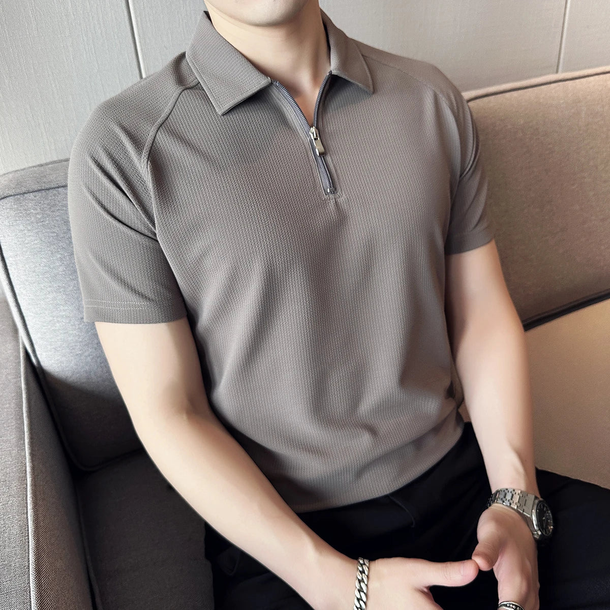 Verão masculino sólido camisa polo 2025 moda turn down collar zíper design fino ajuste casual elástico camisetas roupas masculinas 4xl-m
