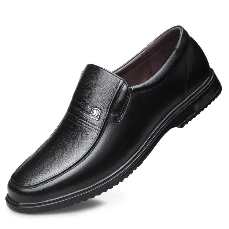 Homens de couro sapatos formais marca de luxo 2025 mocassins masculinos vestido respirável deslizamento em preto sapatos de condução plus size 38-46