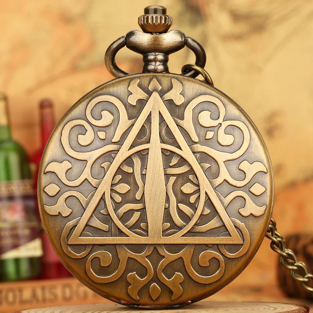 Vintage Triangle Legend Bronze Pattern Quartz Pocket Watch, Analógico Fob Chain, Antique Gift, Charming Pendant, Homens e Mulheres