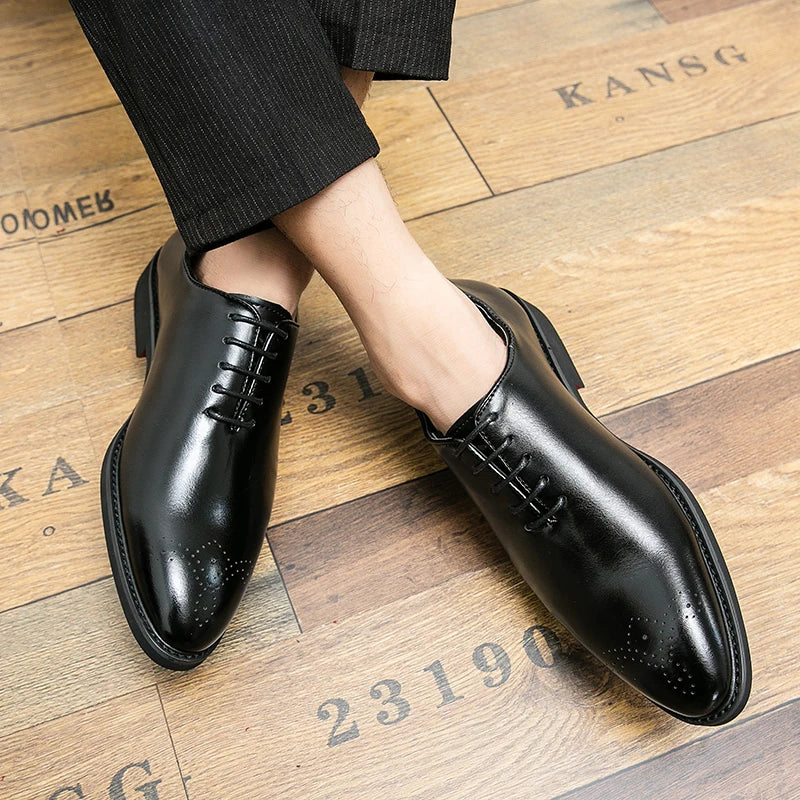 Novo Sola Vermelha Brogue Sapatos Homens Negros Negócios Sapatos Formais Lace-up Dedo Do Pé Redondo Primavera/Outono