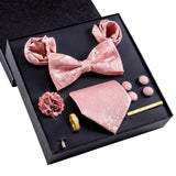 Conjunto de gravata paisley rosa elegante masculino, caixa de presente com gravata, gravata borboleta, lenço, abotoaduras, anel, clipe de lapela e boutonniere.