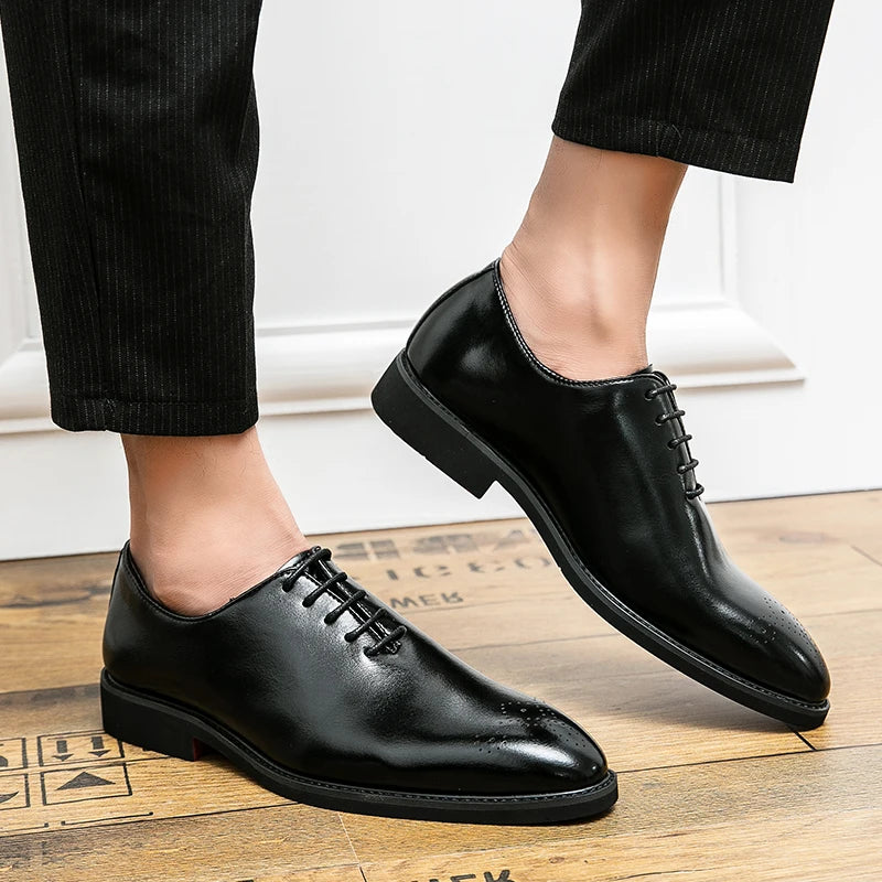 Novo Sola Vermelha Brogue Sapatos Homens Negros Negócios Sapatos Formais Lace-up Dedo Do Pé Redondo Primavera/Outono