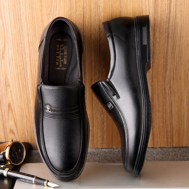 Homens de couro sapatos formais marca de luxo 2025 mocassins masculinos vestido respirável deslizamento em preto sapatos de condução plus size 38-46