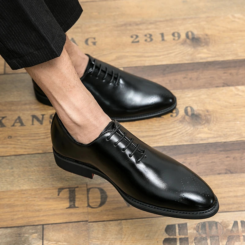 Novo Sola Vermelha Brogue Sapatos Homens Negros Negócios Sapatos Formais Lace-up Dedo Do Pé Redondo Primavera/Outono
