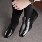 Homens de couro sapatos formais marca de luxo 2025 mocassins masculinos vestido respirável deslizamento em preto sapatos de condução plus size 38-46