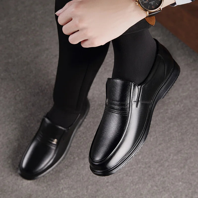 Homens de couro sapatos formais marca de luxo 2025 mocassins masculinos vestido respirável deslizamento em preto sapatos de condução plus size 38-46